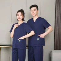 Высококачественный костюм с короткими рукавами из мочалки темно-синего цвета.