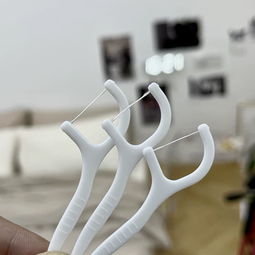 Подходит для чулка!Выйдите по всему заказу!Аккуратное и хорошее качество!50 загруженных зубочистков с портативной зубной нитью