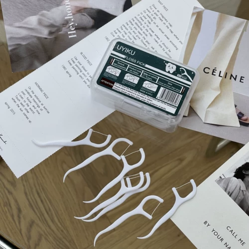 Подходит для чулка!Выйдите по всему заказу!Аккуратное и хорошее качество!50 загруженных зубочистков с портативной зубной нитью