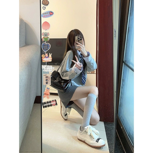 Студенческая юбка в складку, толстовка, весенний комплект, тренд сезона, городской стиль