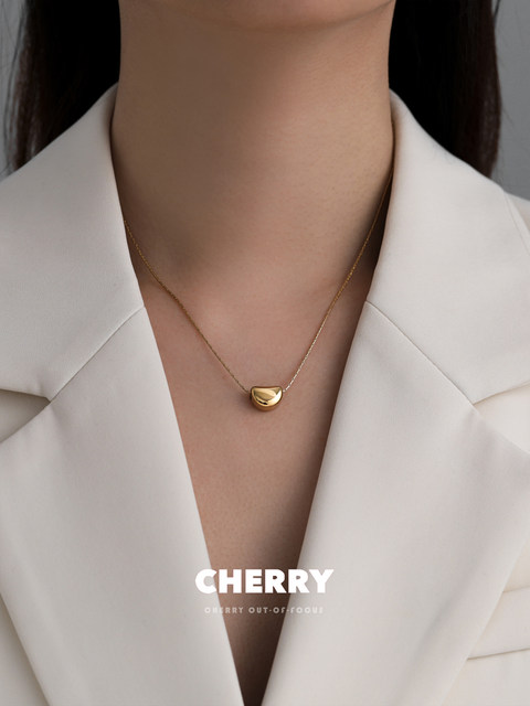 Cherry out-of-focus golden bean titanium steel necklace women's niche non-fading clavicle chain 2024 new high-end accessories