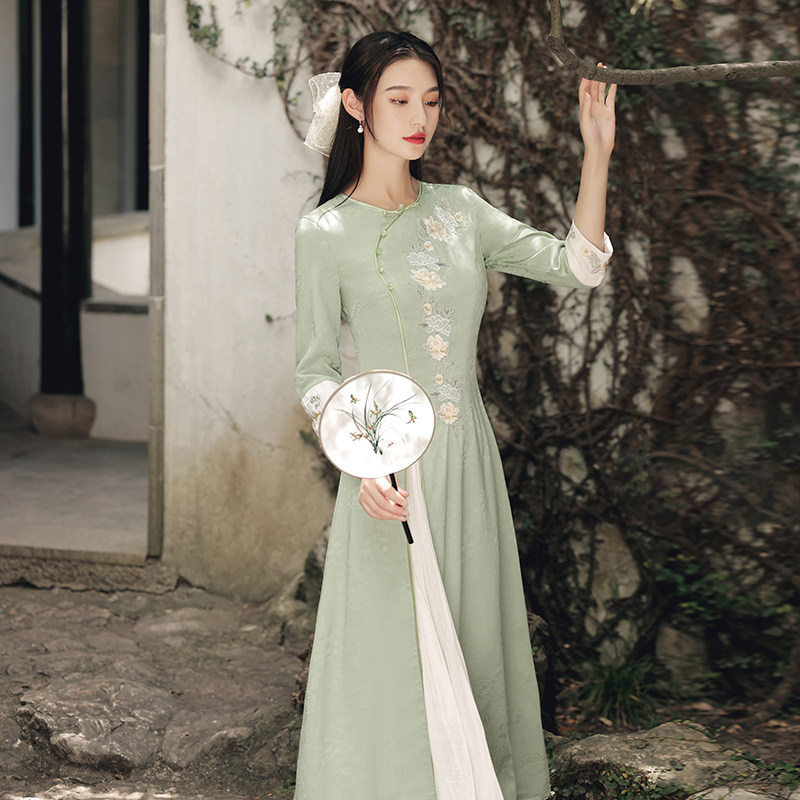 Aodai cheongsam young model 2022 new spring and autumn long-sleeved girl improved temperament high-end green embroidered long version