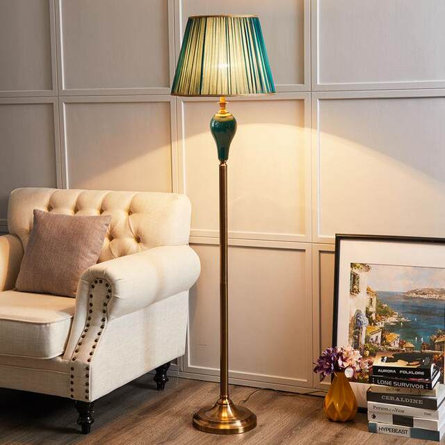 American-Style Floor Lamp with Remote Control, Dimmable, Vintage Country-Style, Creative Bedside Lamp for Guest Bedroom, Cozy and Luxurious Standing Floor Lamp