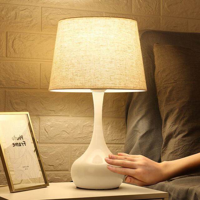 American-Style Table Lamp Bedside Lamp for Bedroom, Simple Modern Sensor Lamp, Cozy Nordic Table Lamp, Dimmable Touch Control
