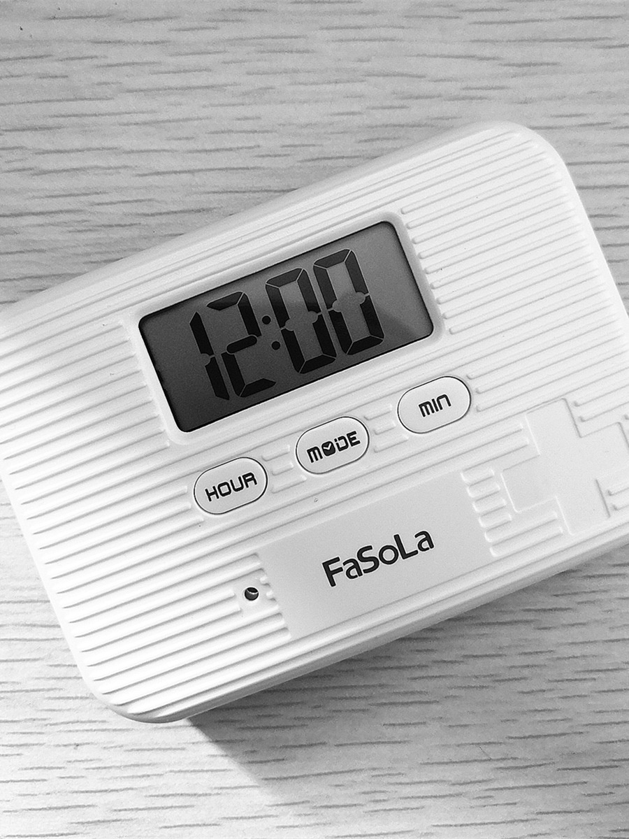 A small medicine box for Japanese portable medicine box to remind intelligent alarm bells old man's medicine box