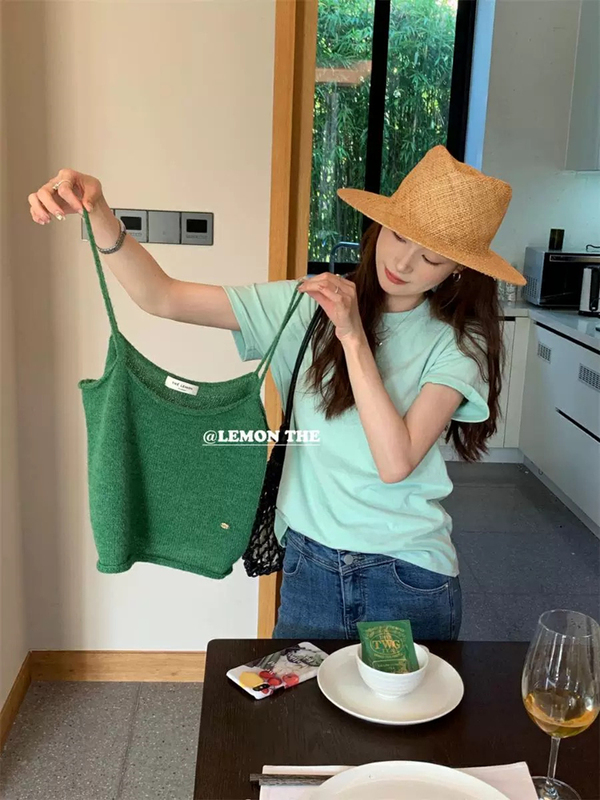 Korean Style Short Knitted Camisole for Women, Spring and Summer Thin Layered Sweater Vest, Stylish Sleeveless Top for Outerwear