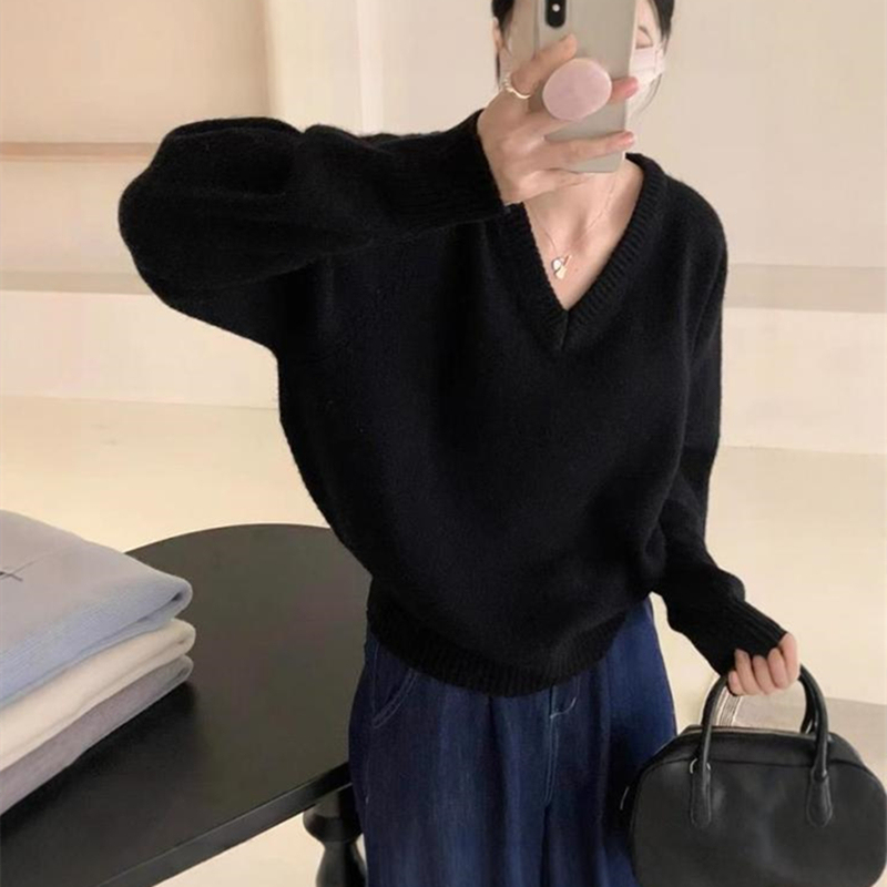 Korean Style High-End Black V-Neck Sweater for Women, Autumn and Winter, Lazy Style, Soft and Cozy, Inner Layer Knit Top, Loose Fit