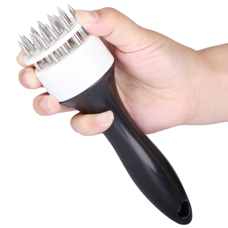 Insert the meat fork, break the tendons, tie the tender meat, hammer the meat skin, hammer, burn the meat, insert the steel nail, the meat fork, the chicken chop, the barbecue, the eye-piercing