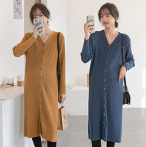 Soft glutinous warm ~ gestation winter new v collar pit strip pregnant woman knit dress and dress Korean version foreign air sweater dress damp
