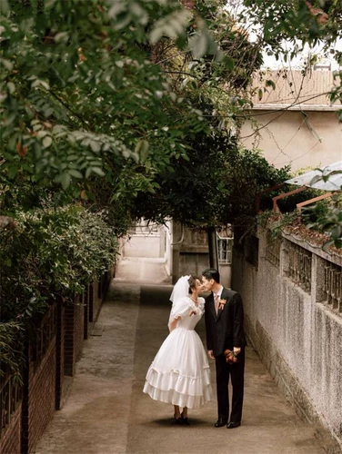 Новая киностудия тематическая одежда пара открытая сцена фотография простые атласные французские ретро -свадебные фото платья