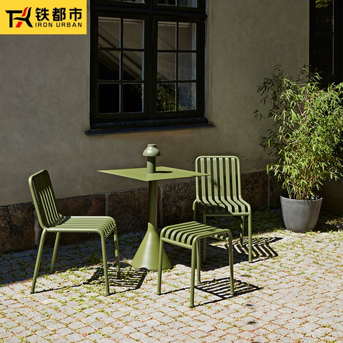 Небольшой стол и стул. Сеть красный балкон на открытом воздухе Casual Vine Room Обеспеченная набор стола для чая в Sky Garden