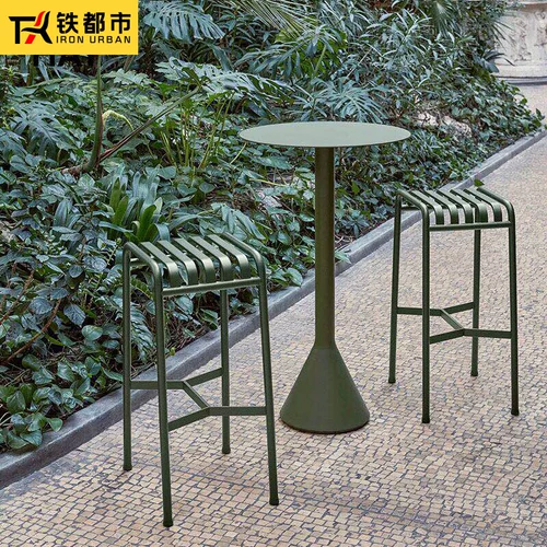 Небольшой стол и стул. Сеть красный балкон на открытом воздухе Casual Vine Room Обеспеченная набор стола для чая в Sky Garden