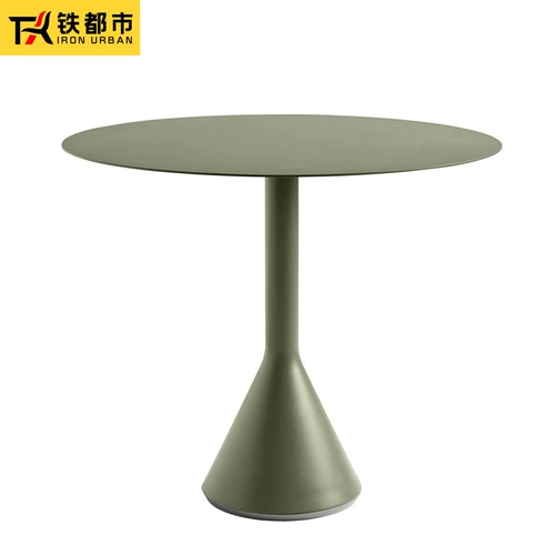 Небольшой стол и стул. Сеть красный балкон на открытом воздухе Casual Vine Room Обеспеченная набор стола для чая в Sky Garden