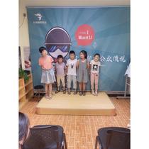 Small stage semicircle indoor eloquence class classroom curved platform platform small podium teaching podium solid wood rounded corners