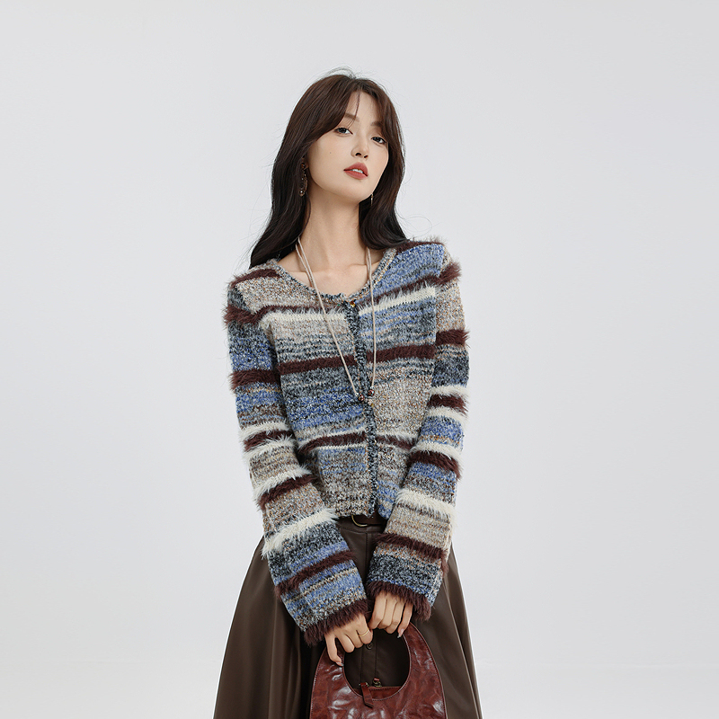 小香风毛衣：秋冬衣橱里的时尚秘密武器