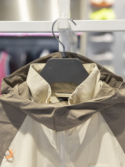 Спортивная ветровка Li-Ning CROSS, новинка осени 2024, женская водоотталкивающая свободная куртка с капюшоном AFDU532