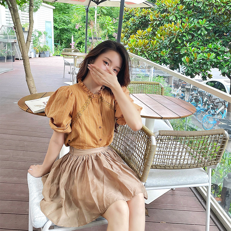 The puffs of the little deer eat a mouthed orange embroidered lace hollow all-cotton jacquard shirt