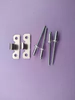 Два круглых крючка серебряного замка