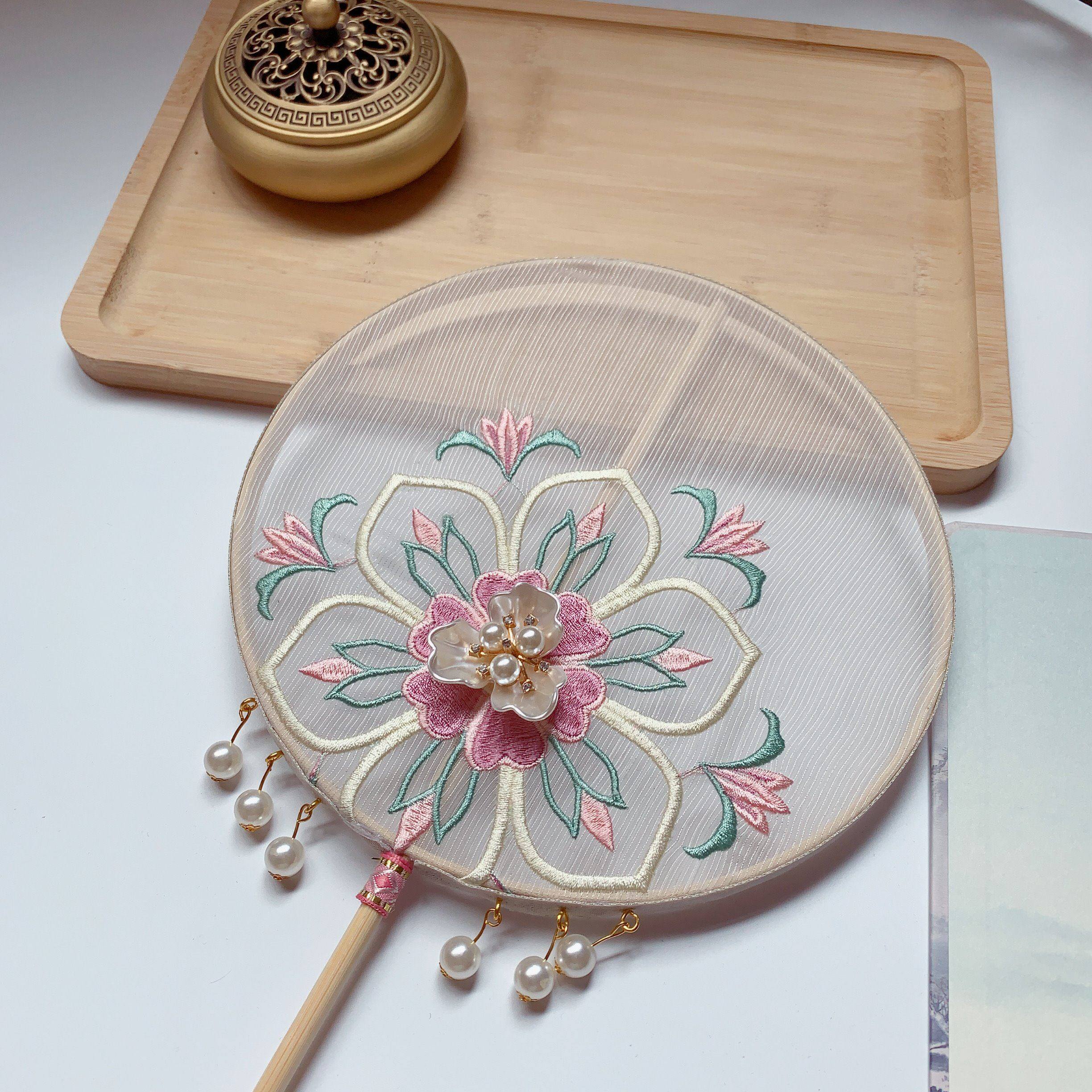 Embroidered hanfu ancient classical embroidered ancient wind group fan gorgeous long handle stream Su upscale fan children small group fan