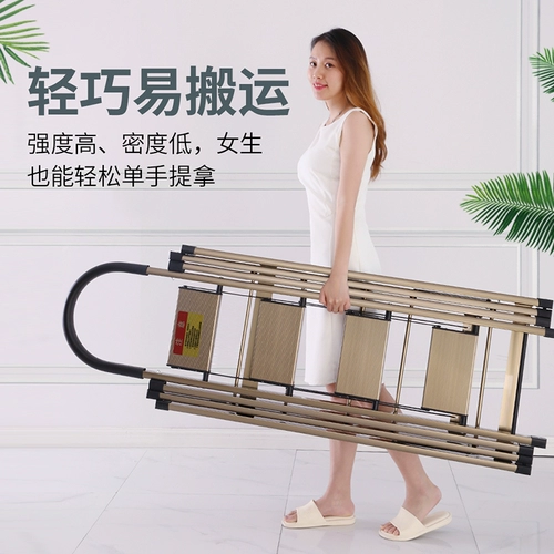 Стойка из сушки на балконе падает на землю, сильный крытый на открытом воздухе на открытом воздухе.