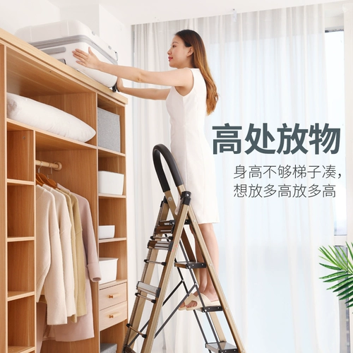 Стойка из сушки на балконе падает на землю, сильный крытый на открытом воздухе на открытом воздухе.