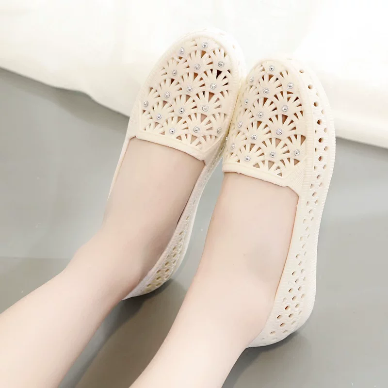 Летние кожаные сандалии Баотоу для женщин Crocs повседневные неглубокие, нескользящая обувь для медсестер, белые сандалии, мамина обувь, пляжные туфли