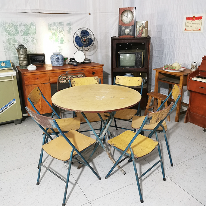 80S and 90S Nostalgic Folk-Style Old Objects, Tape Recorders, Tv, Tables, Chairs, Cabinets, Old Appliances, Retro Nostalgic Old Furniture 80S and 90S Nostalgic Folk-Style Old Objects, Tape Recorders, Tv, Tables, Chairs, Cabinets, Old Appliances, Retro Nostalgic Old Furniture