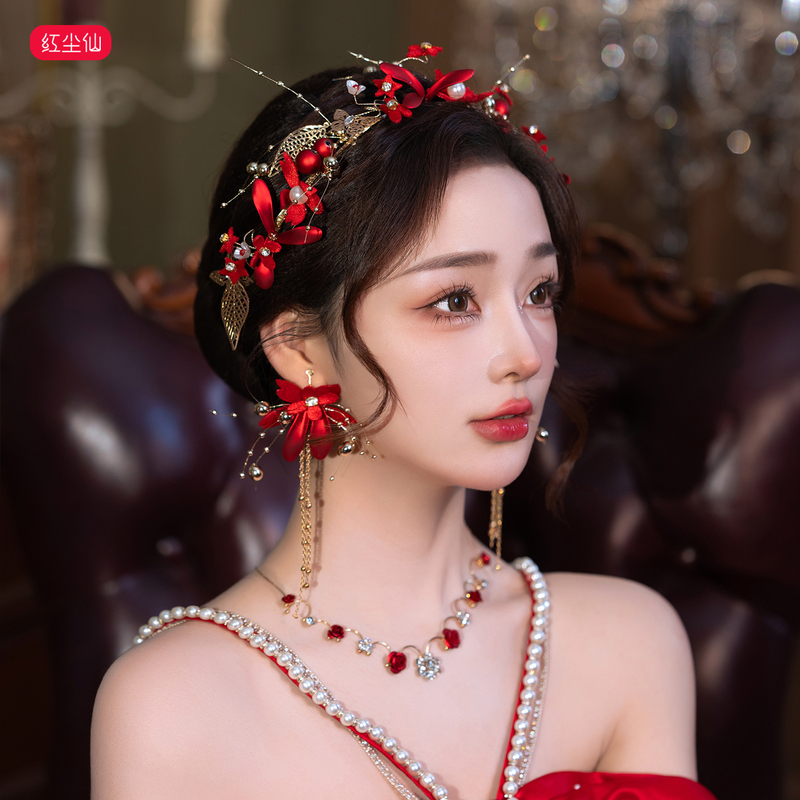 Simple and Elegant Red Wedding Headdress for the Bride, Suitable for Traditional Chinese Wedding Attire, High-End Wedding Dress Hair Accessory for Women Simple and Elegant Red Wedding Headdress for the Bride, Suitable for Traditional Chinese Wedding Attire, High-End Wedding Dress Hair Accessory for Women