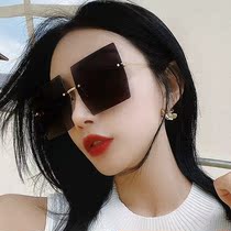 Xinjiangs European and American new personality No-frame-cut side stars with the same square sunglasses female big frame vegan face
