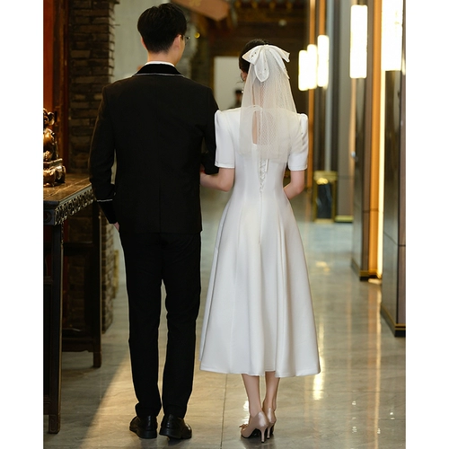 Обручальное платье с атласной высококачественной регистрацией нишевой регистрации Небольшая белая юбка можно носить на открытом воздухе.