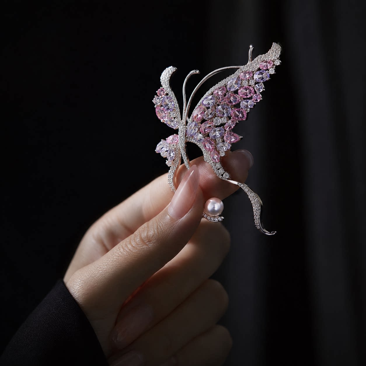 "Phantom Butterfly" Imitation Pearl and Diamond Butterfly Brooch: A luxurious and sophisticated butterfly pin suitable for formal wear and coats.