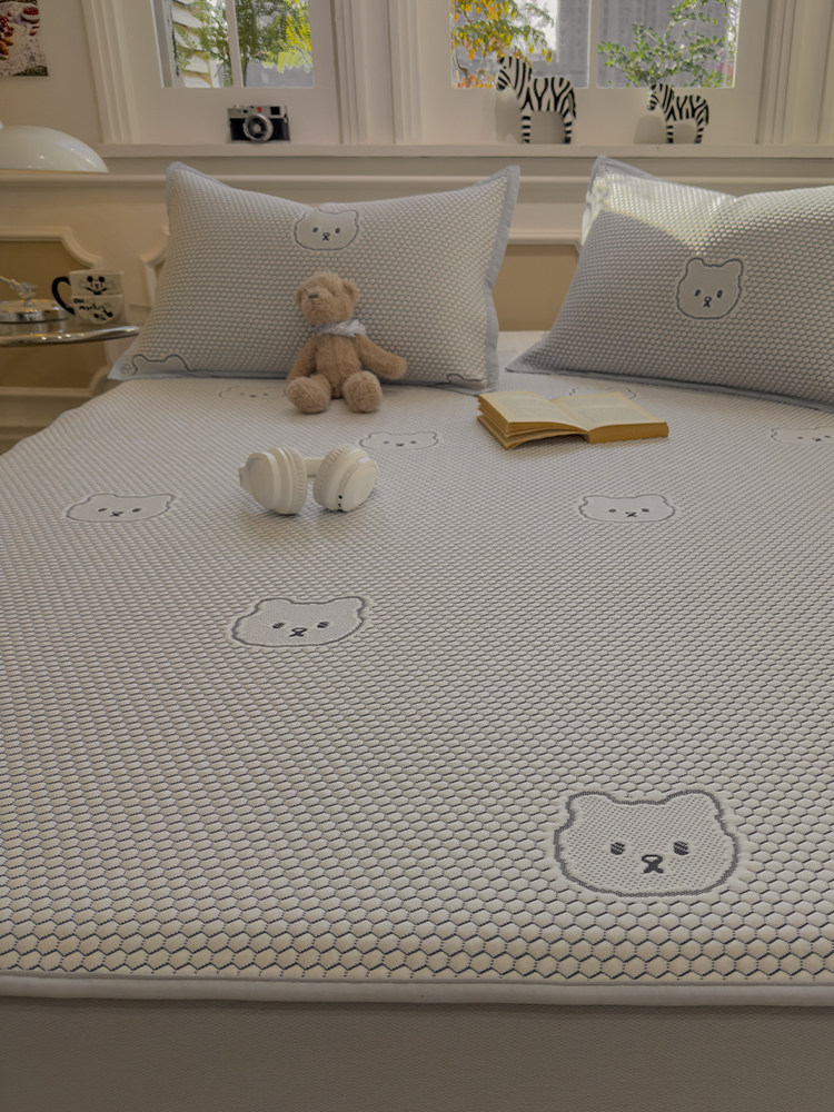 White Jacquard Bear Cooling Ice Bean Skin-Friendly Mat Summer 2025 New Breathable Ice Silk Mat Three-Piece Set