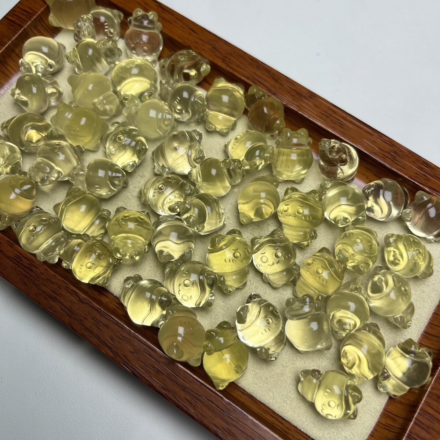 Natural yellow crystal small eight-cat carving piece with through-hole, loose spacer beads for DIY handmade bracelets and beaded accessories, single bead