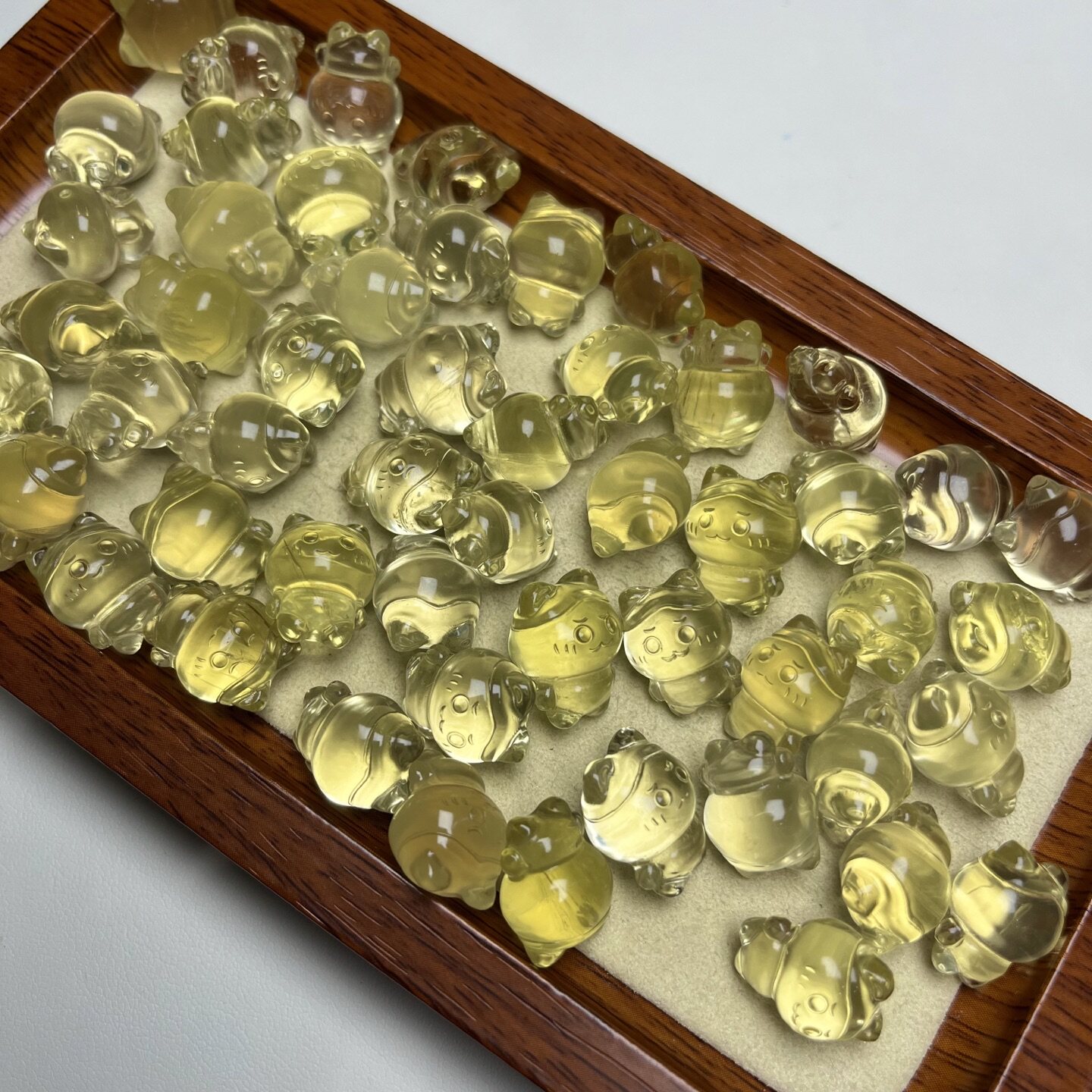 Natural yellow crystal small eight-cat carving piece with through-hole, loose spacer beads for DIY handmade bracelets and beaded accessories, single bead
