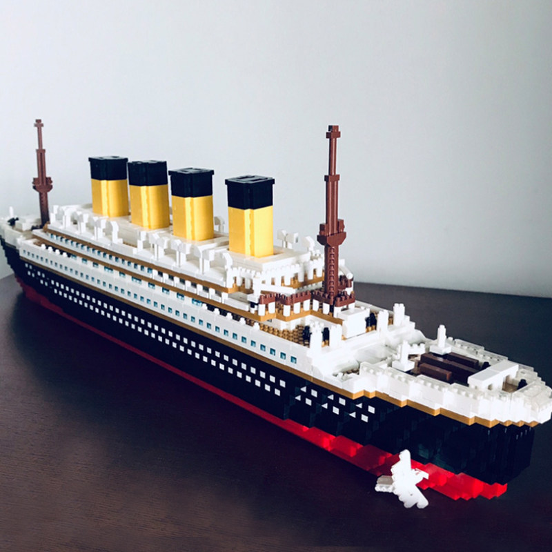 Chinese building blocks Titanic Lego Railroad Danny model high difficulty huge 10000 grains 18 years old