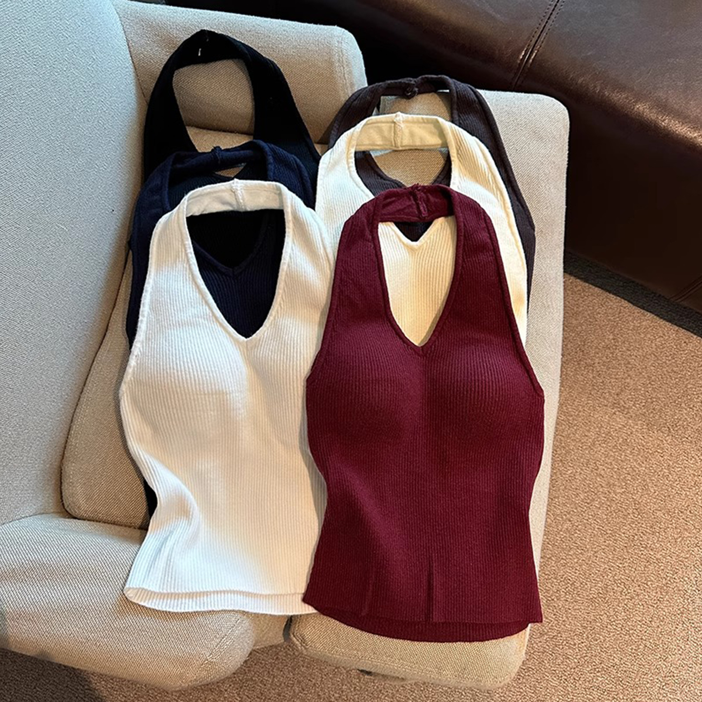 夏の女性用ホットガールVネックホルターネックキャミソール。胸パッド付き。小柄なスリムフィットのバックレスノースリーブニットトップス。