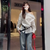 Осенняя белая дизайнерская летняя рубашка, тренд сезона, открытые плечи, изысканный стиль