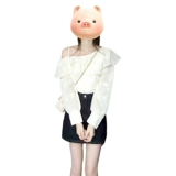 Белая дизайнерская рубашка для девочек, лето 2025, новый стиль, высококачественный, легкий, роскошный, уменьшающий возраст топ в западном стиле с косыми плечами и рюшами