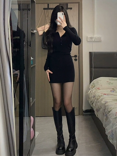 Трикотажное летнее платье, приталенный корсет, французский стиль, облегающий крой, с акцентом на бедрах