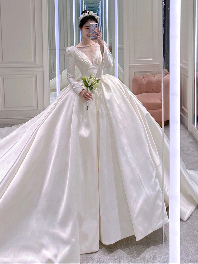 Wedding dress 2021 new bride winter long sleeves French court style satin Korean high-end simple slim big tail