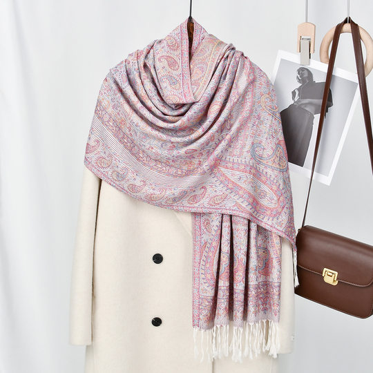 Travel to the Northwest with a cashew fringe long scarf and wear it with the Chaka Salt Lake to take photos on the Qinggan-Gansu Great Circle Line.