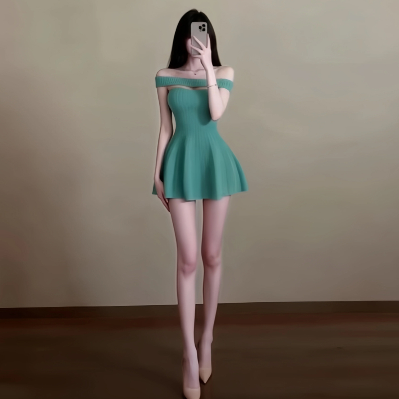 French-Style Chic Green Off-The-Shoulder Dress, Particularly Beautiful, with a Cinched Waist, Mini Dress, 2026 Summer Style