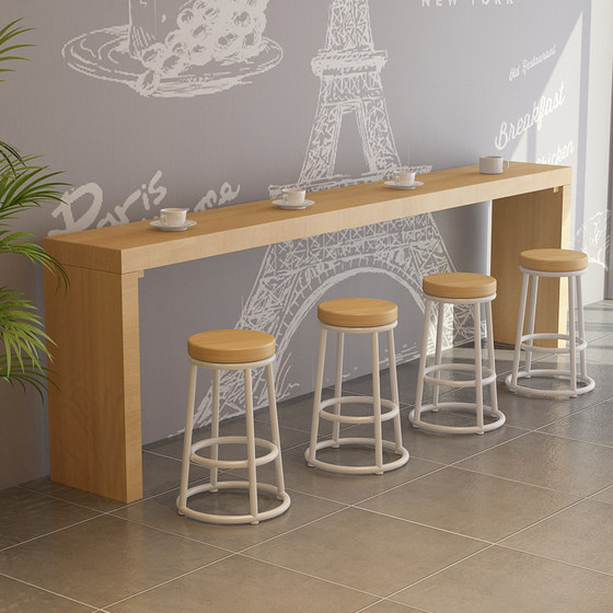 산업 스타일의 단단한 나무 바 테이블과 의자 조합 연철 상업용 간단한 벽 긴 높은 테이블 바 밀크 티 숍