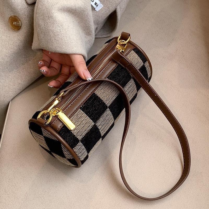 This Year's Trendy Cylindrical Crossbody Bag Has a Fashionable and High-End Feel, with a Checkerboard Pattern, a Niche Lightweight New Product This Year's Trendy Cylindrical Crossbody Bag Has a Fashionable and High-End Feel, with a Checkerboard Pattern, a Niche Lightweight New Product