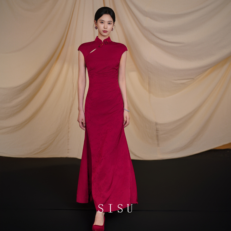 Sisu's Original Chinese-Style Red Cheongsam Dress with Traditional Chinese Buttons for Weddings, Engagements, and Toasting Sisu's Original Chinese-Style Red Cheongsam Dress with Traditional Chinese Buttons for Weddings, Engagements, and Toasting