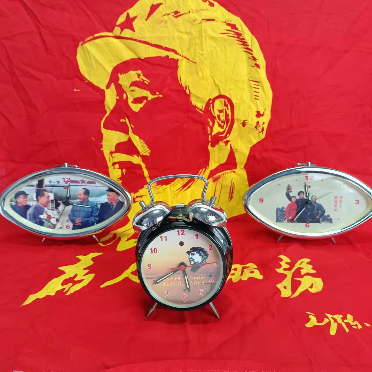 Old-fashioned Alarm Clock Cultural Revolution objects Army flag Mechanical hair old alarm clock window displays nostalgic decoration props