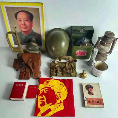 Old items, decorative items, red cultural souvenirs, folk nostalgia, World War II collectibles, and patriotic education materials for schools