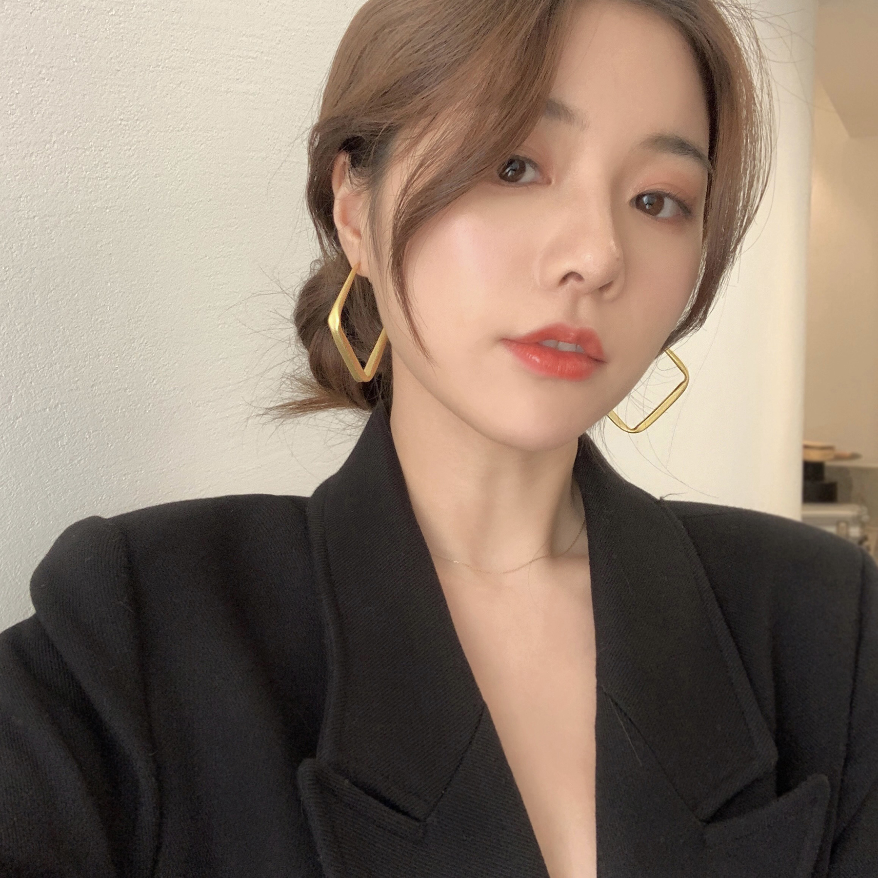 Gold earrings female Korea 2021 new fashion light luxury simple atmosphere sterling silver hypoallergenic temperament big earrings
