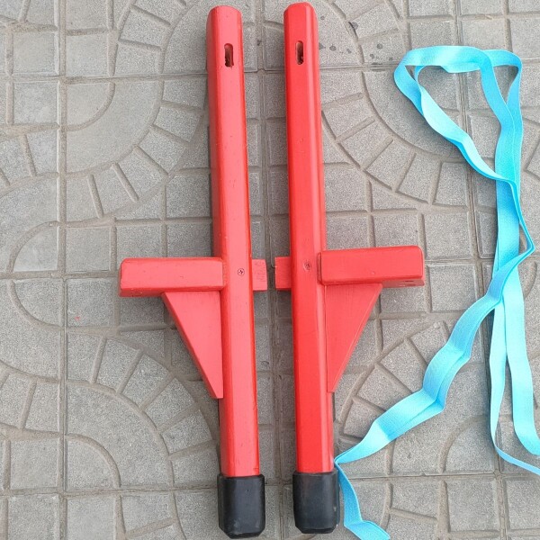 木製の竹馬、寺院の縁日、ヤンコダンス、屋外の昔ながらの黒い伝統的な竹馬