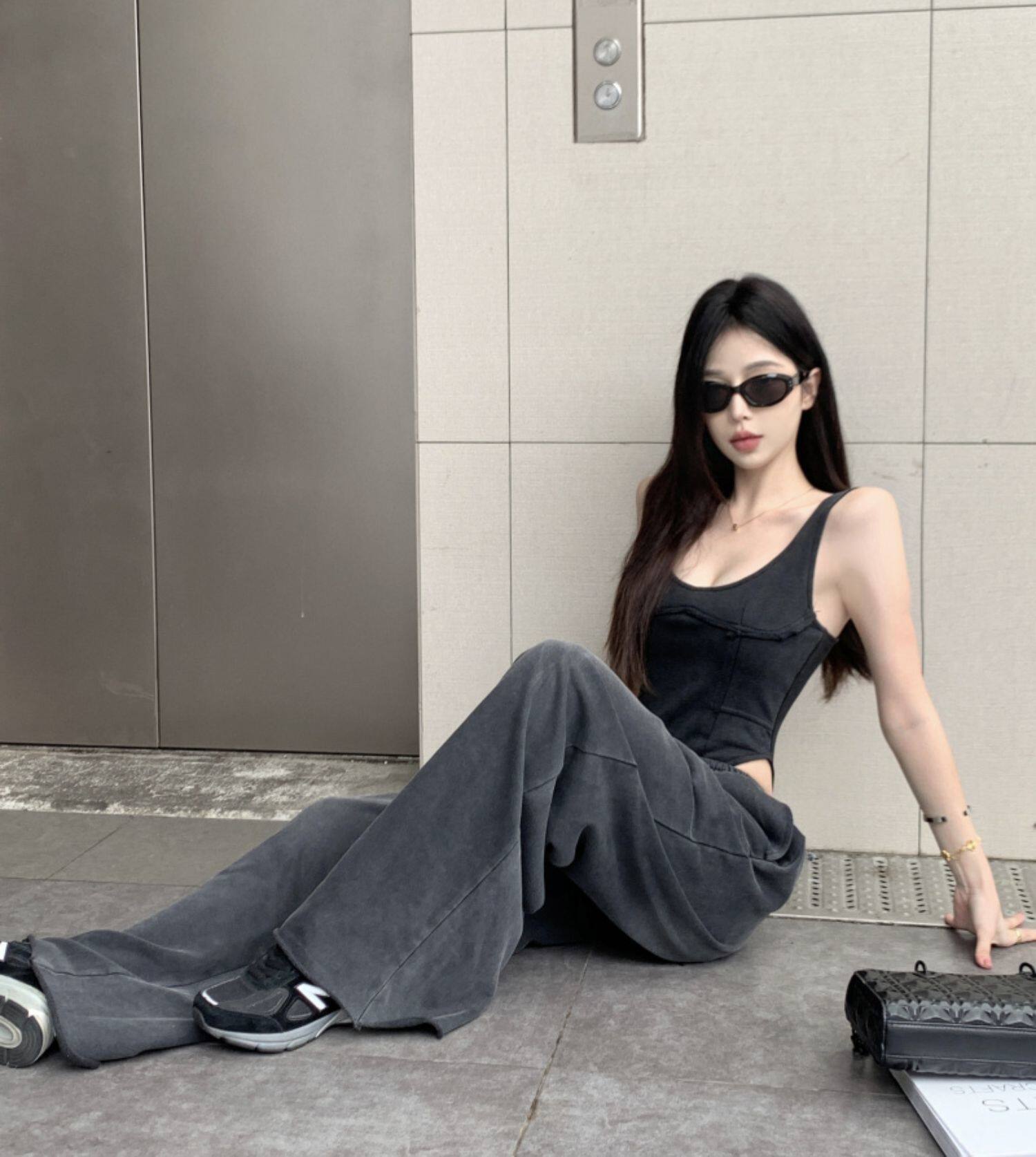 Women's Short Sexy Low-cut Halter Jumpsuit Image 5
